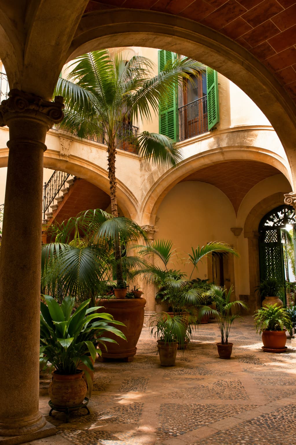 Historic courtyard patio with arches in Palma's Casco Antiguo — Mallorca travel guide