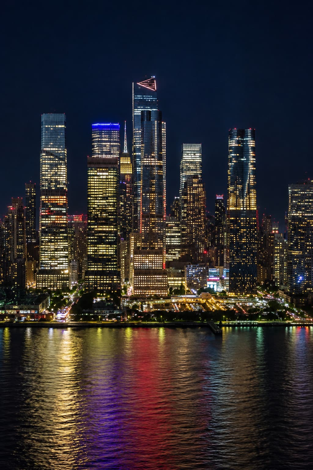 Brooklyn Bridge and Jane's Carousel at golden hour in summer — New York City waterfront>
  </div>
</div>
<div class=