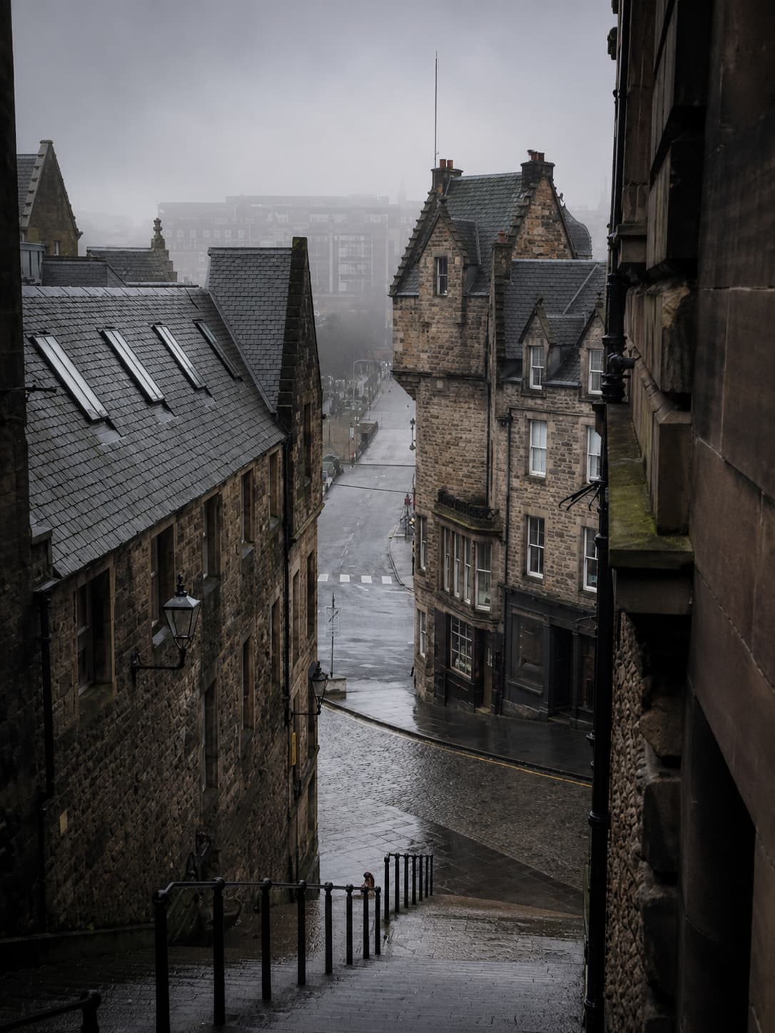 Edinburgh Old Town close and cobbled steps in rain — the atmospheric streets used for Outlander filming locations including Bakehouse Close