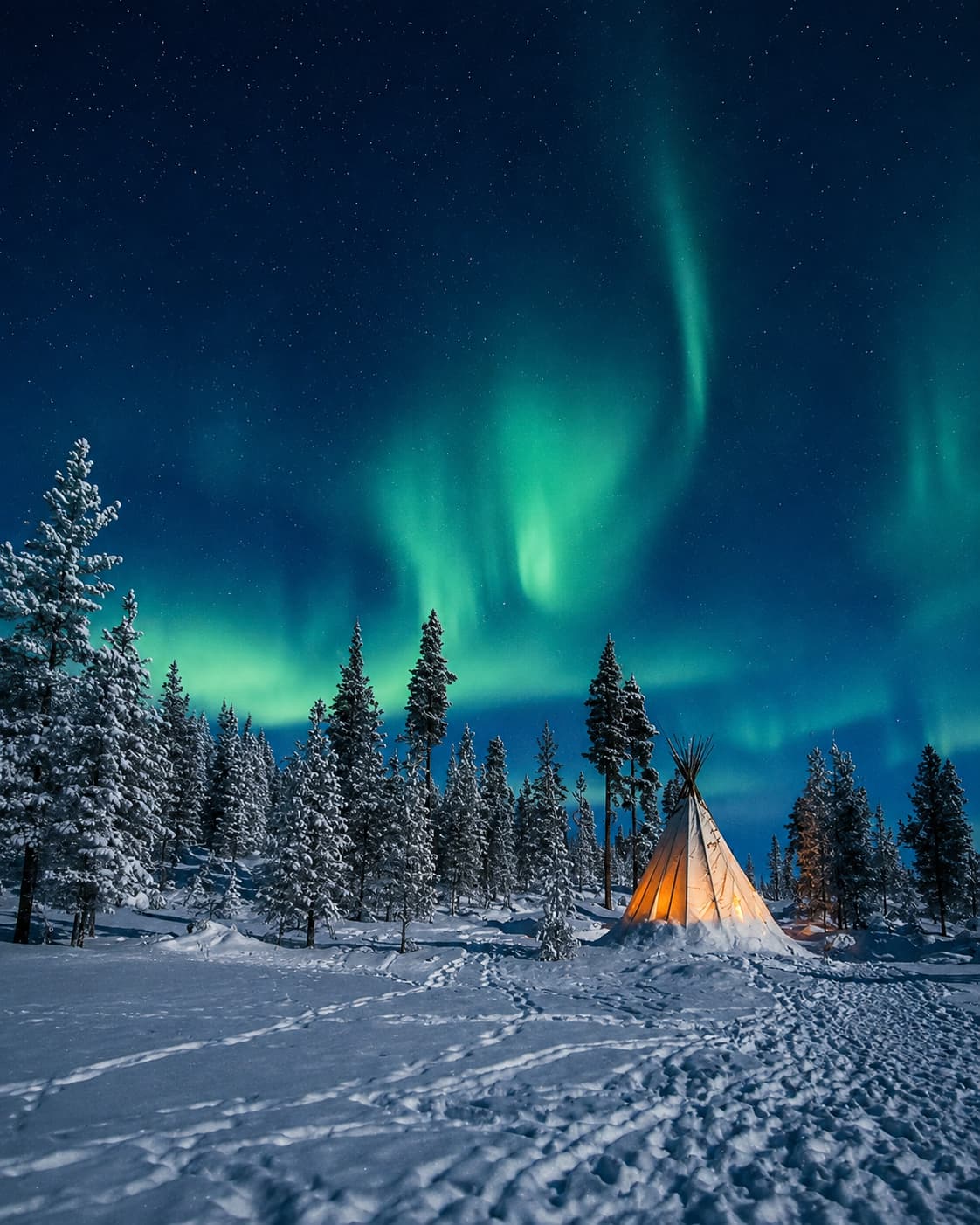 Northern lights over a snow-covered Sámi lavvu tent in Finnish Lapland — the kind of experience available from wilderness bases like Saariselkä and Inari