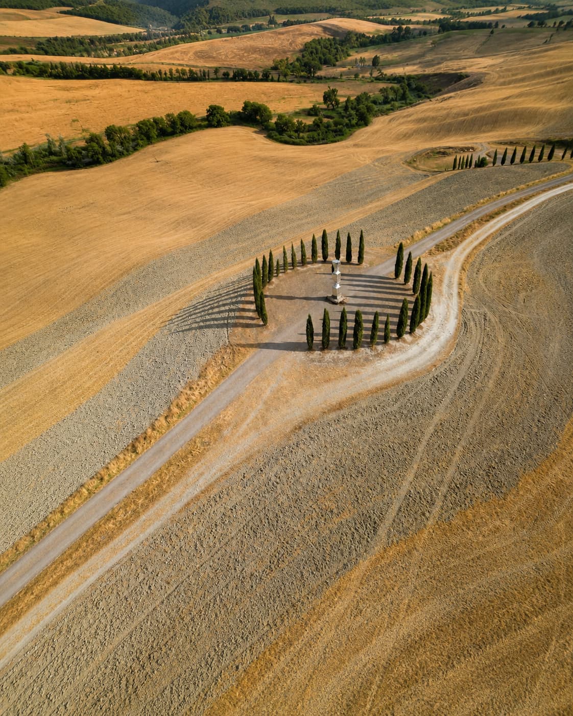 Iconic ring of cypress trees in a golden field in Val d'Orcia — Tuscany in autumn at its most photographed